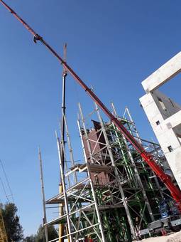 Автокран DEMAG AC-40 City на строительном объекте